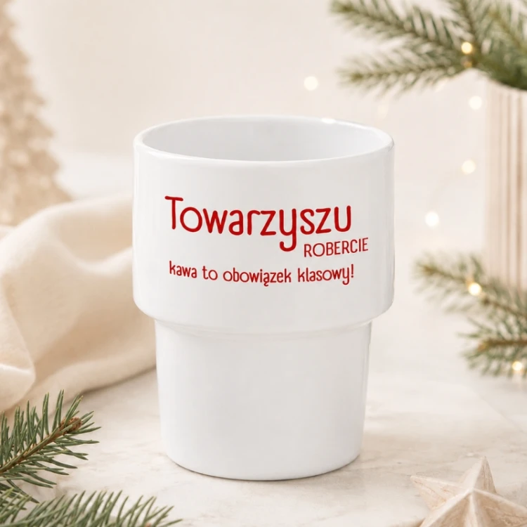 Personalizowany kubek do kawy PRL ma czerwony napis z wybranym imieniem.