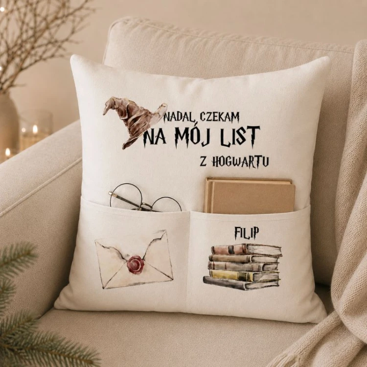 Poduszka z kieszeniami na książkę i okulary z napisem Nadal czekam na mój list z Hogwartu.