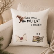Personalizowana poduszka z kieszeniami Czekam na list z Hogwartu z imieniem to pomysł na prezent dla fana magii.