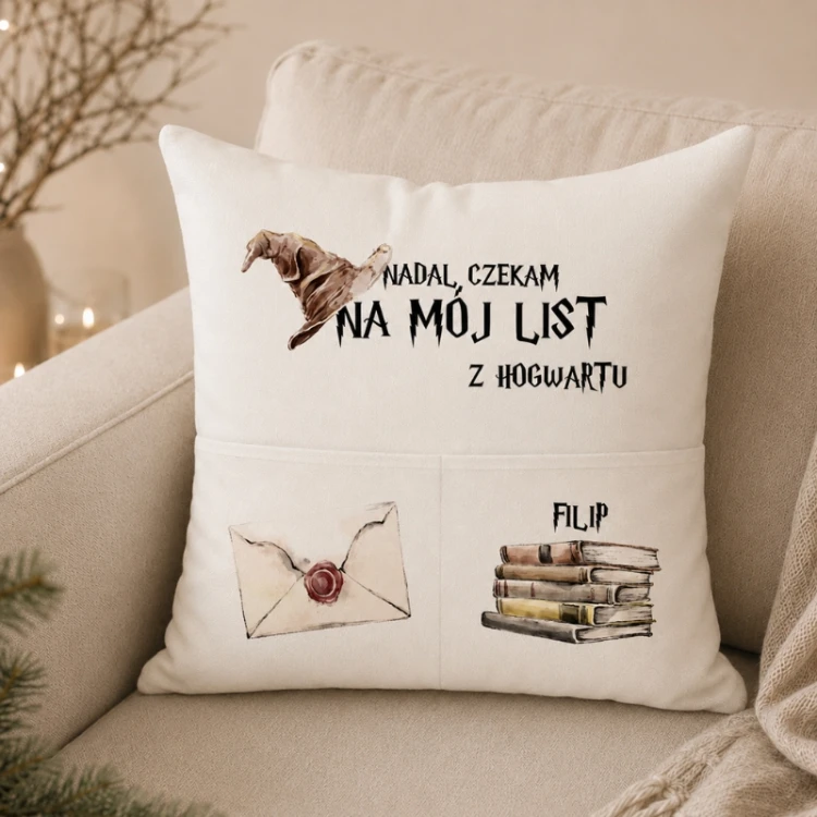 Personalizowana poduszka z kieszeniami Czekam na list z Hogwartu z imieniem to pomysł na prezent dla fana magii.