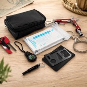 Survival Kit z akcesoriami podróżnymi to pomysł na prezent pod choinkę dla turysty i miłośnika gór.
