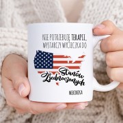 Kubek z flagą USA i zabawnym napisem sprawdzi się jako prezent pod choinkę dla fana Stanów Zjednoczonych.