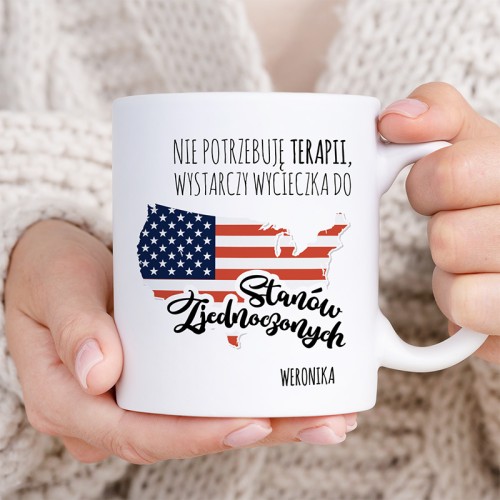 Kubek z flagą USA i zabawnym napisem sprawdzi się jako prezent pod choinkę dla fana Stanów Zjednoczonych.