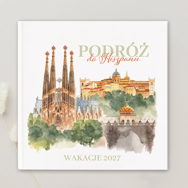 Pamiętnik z napisem „Podróż do Hiszpanii” i grafiką hiszpańskich zabytków to prezent dla miłośnika Hiszpanii.