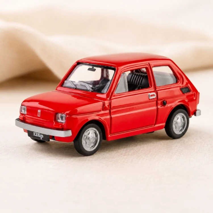Czerwony model Fiata 126p w skali 1:43 sprawdzi się jako prezent pod choinkę dla miłośnika samochodów.