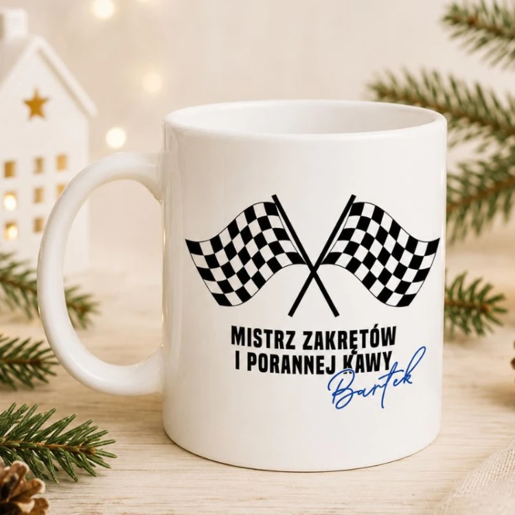 Biały kubek ceramiczny z motywem wyścigowym to personalizowany prezent dla fana szybkich samochodów.