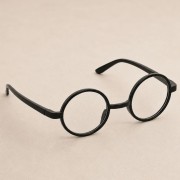 Okrągłe okulary czarodzieja w czarnym kolorze to prezent na Święta dla fana Harry'ego Pottera.
