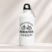 Biały bidon z napisem „Najlepszy Rowerzysta” i imieniem sprawdzi się jako prezent dla miłośnika dwóch kółek.
