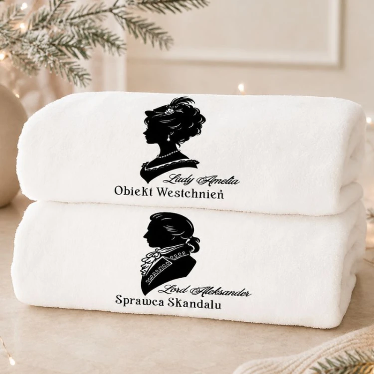 Komplet personalizowanych ręczników w stylu Bridgertonów to romantyczny i zabawny prezent dla pary na Święta.