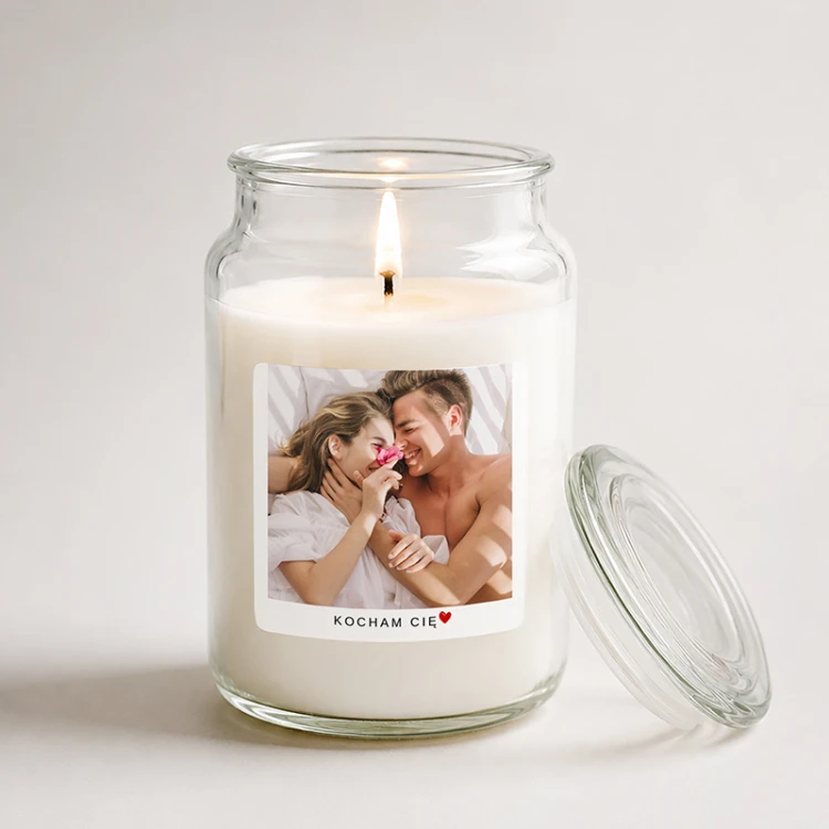 Personalizowana świeca ze zdjęciem i napisem Kocham Cię to romantyczny prezent dla ukochanej osoby na Święta.