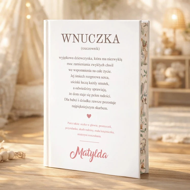 Książka z definicją słowa Chrześniaczka i imieniem dziewczynki sprawdzi się jako prezent na Boże Narodzenie.