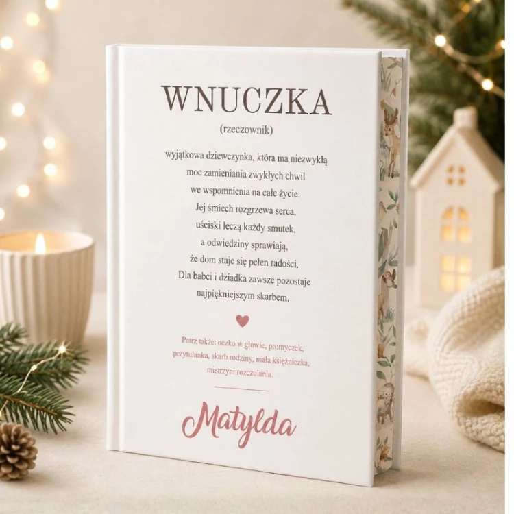 Personalizowana książka z bajkami z definicją słowa Chrześniaczka to wyjątkowy prezent dla chrześniaczki na Święta.