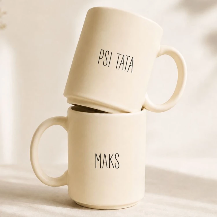 Personalizowany kubek z imieniem „Psi Tata” to pomysł na prezent dla psiarza na Święta.