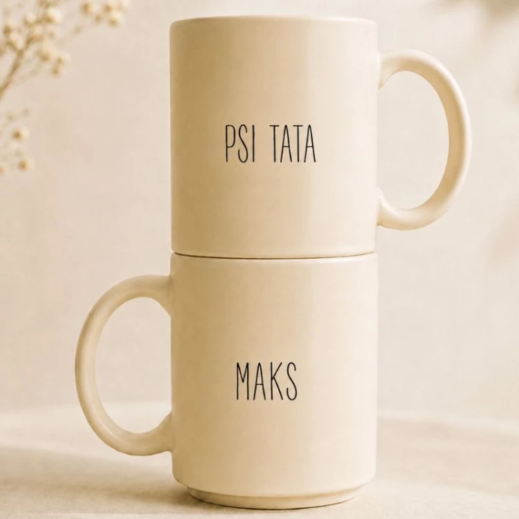 Kremowy kubek „Psi Tata” z imieniem to personalizowany prezent dla właściciela psa.