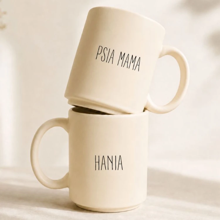 Kremowy kubek z napisem „Psia Mama” i imieniem to personalizowany prezent dla psiary.