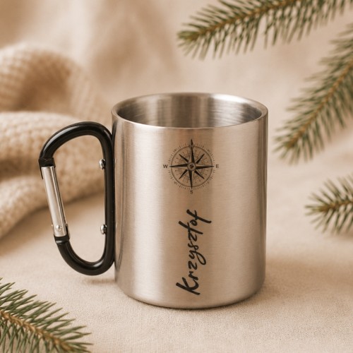 Personalizowany kubek metalowy z karabińczykiem to praktyczny prezent na Święta dla podróżnika.