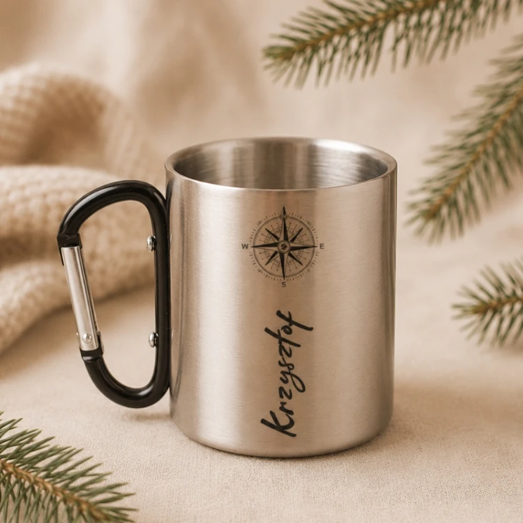 Personalizowany kubek metalowy z karabińczykiem to praktyczny prezent na Święta dla podróżnika.