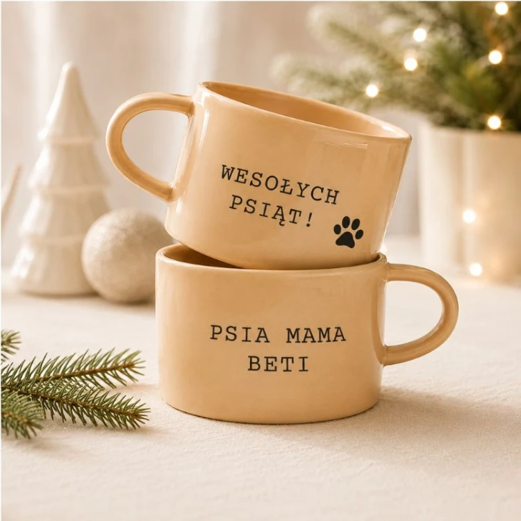 Beżowa filiżanka „Wesołych Psiąt” to świąteczny prezent dla miłośnika psów.