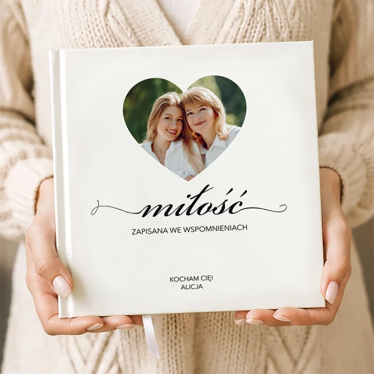Kronika wspomnień ze zdjęciem w kształcie serca i personalizowanym podpisem sprawdzi się jako prezent świąteczny.