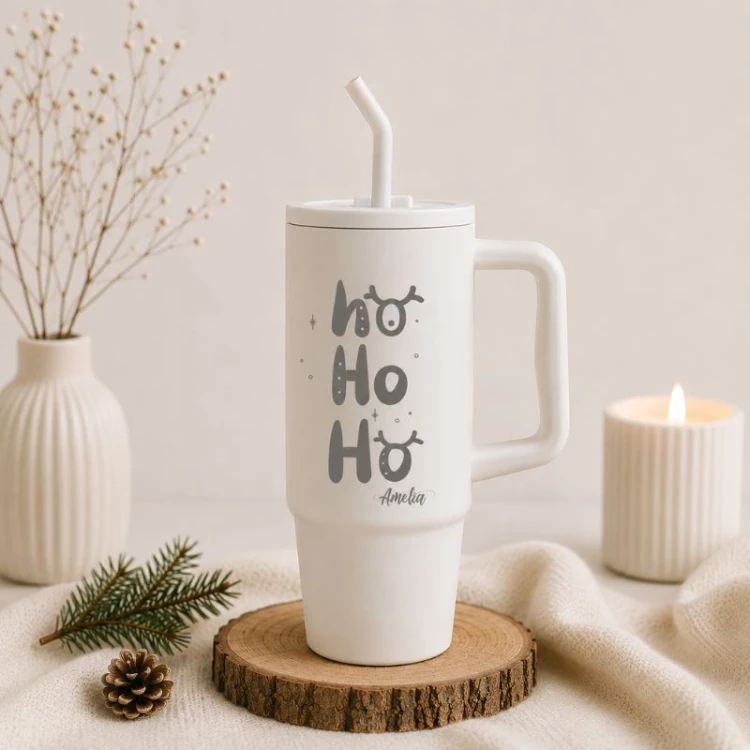 Personalizowany kubek termiczny 900 ml z napisem „Ho Ho Ho”, imieniem oraz metalową słomką.