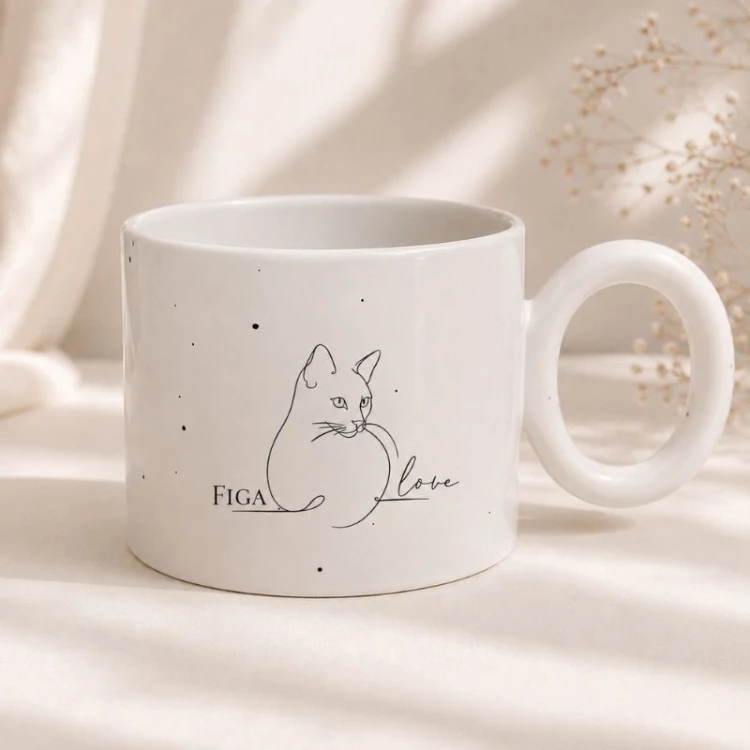 Nakrapiany kubek z kotem i imieniem to personalizowany prezent dla miłośniczki kotów.
