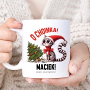 Biały kubek z kotem w czapce Mikołaja i choinką to zabawny personalizowany prezent świąteczny.