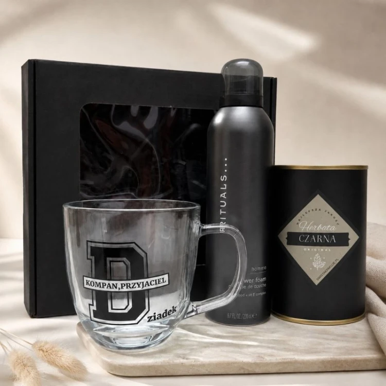 Czarny zestaw prezentowy dla dziadka ze szklanką, herbatą i pianką Rituals to elegancki prezent na Święta.