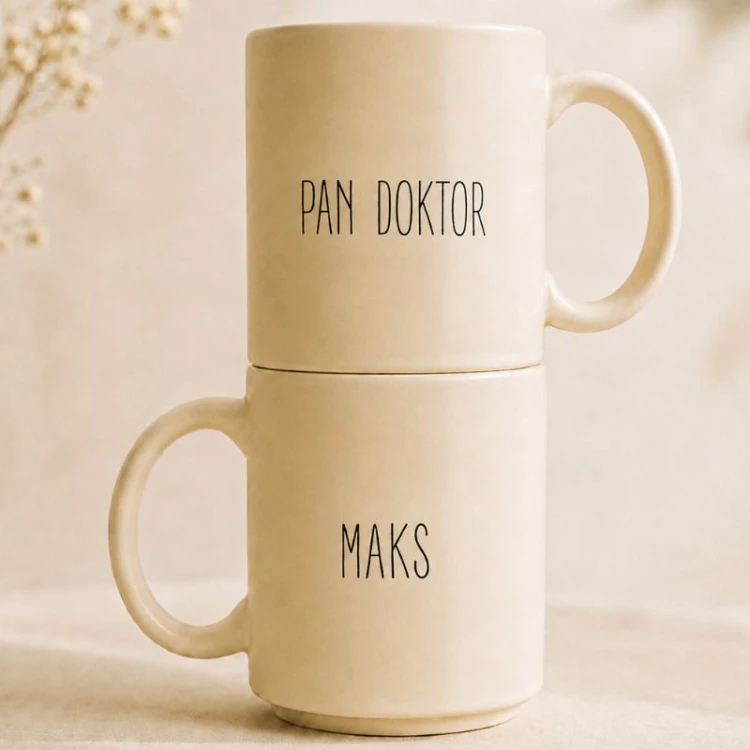 Personalizowany kubek z napisem „Pan Doktor” to praktyczny element zestawu prezentowego dla lekarza.