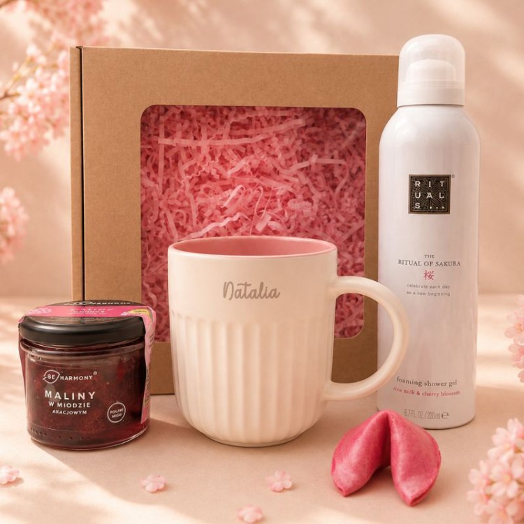 Różowy zestaw świąteczny dla kobiety z pianką Rituals i personalizowanym kubkiem