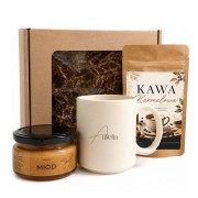 Personalizowany kubek z kawą tworzy praktyczny BOX prezentowy.