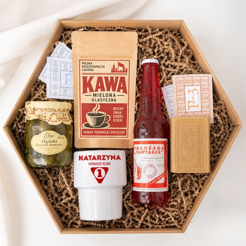 Duży zestaw prezentowy PRL zawiera personalizowany kubek i produkty retro.