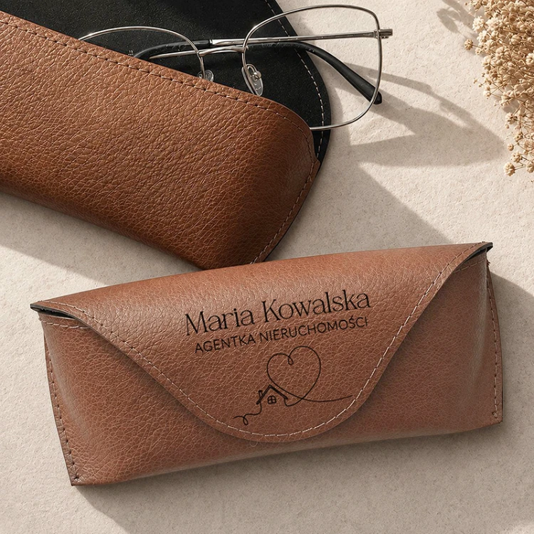 Personalizowane etui do okularów to elegancki prezent dla agentki nieruchomości.