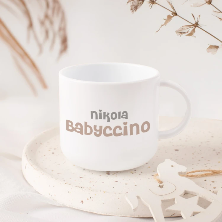 Kubek z imieniem dla dziewczynki jest częścią personalizowanego zestawu świątecznego.