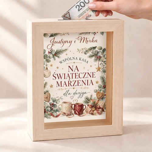 Drewniana skarbonka świąteczna dla pary z personalizowanymi imionami.