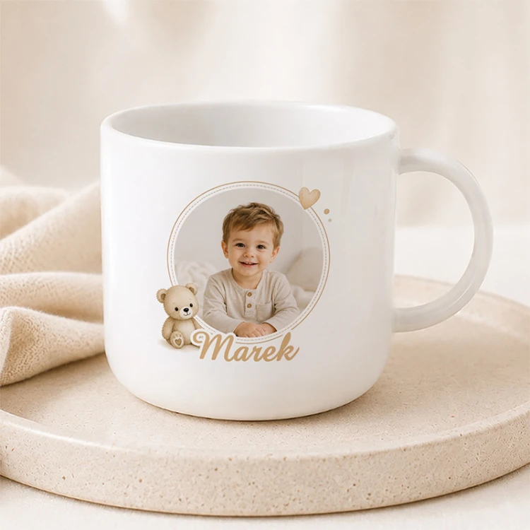 Plastikowy kubek ze zdjęciem dziecka i imieniem to personalizowany prezent na Święta.