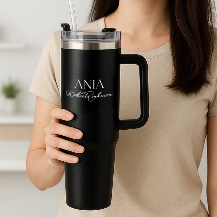Duży kubek termiczny dla kobiety sukcesu z imieniem to personalizowany prezent na Święta.