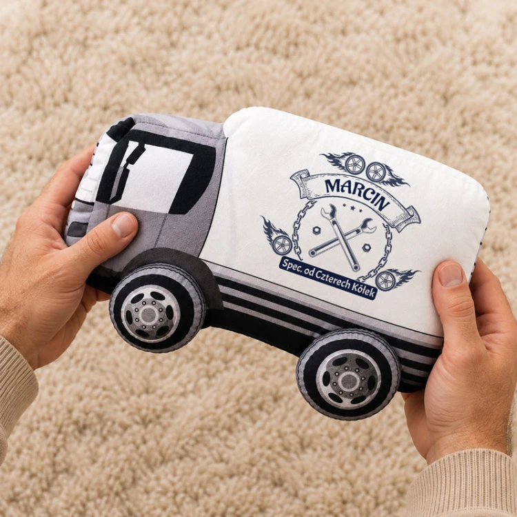 Personalizowana poduszka ciężarówka z imieniem i motywem narzędzi to zabawny prezent świąteczny dla mechanika i fana motoryzacji.