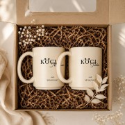 Zestaw kubków „KOCIA Mama” i „KOCI Tata” w pudełku to personalizowany prezent dla kocich rodziców na święta.