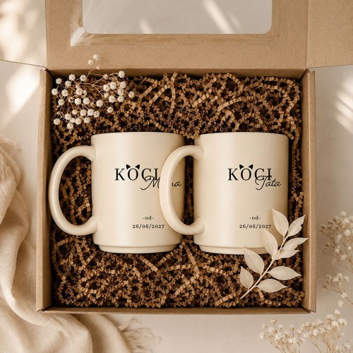 Zestaw kubków „KOCIA Mama” i „KOCI Tata” w pudełku to personalizowany prezent dla kocich rodziców na święta.