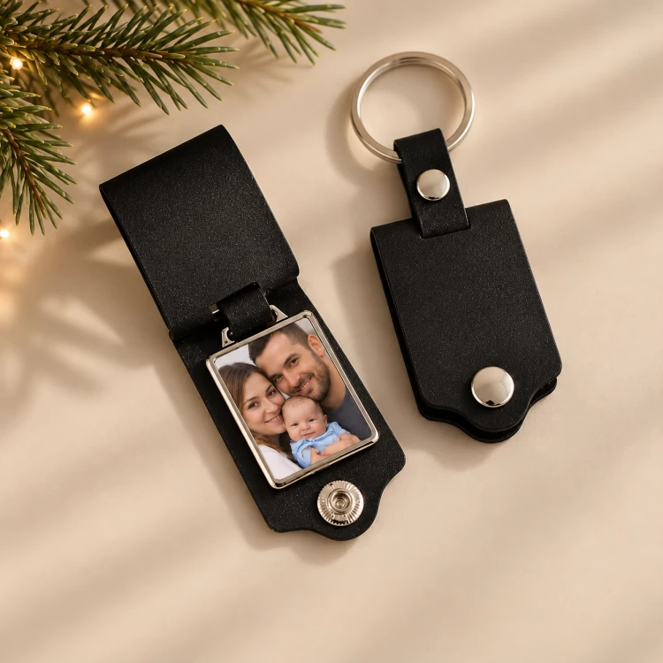 Czarny foto brelok do kluczy z fotografią to personalizowany prezent świąteczny.