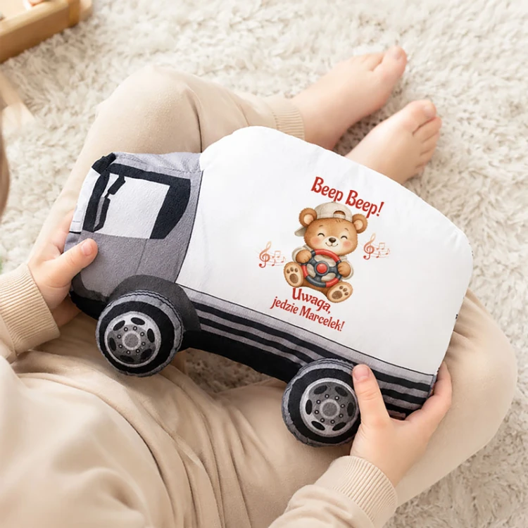 Personalizowana poduszka ciężarówka z misiem i imieniem to prezent dla chłopca pod choinkę i na Mikołajki.