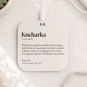 Ładowarka indukcyjna z definicją kucharki i imieniem to personalizowany prezent świąteczny dla kobiety, która lubi gotować.