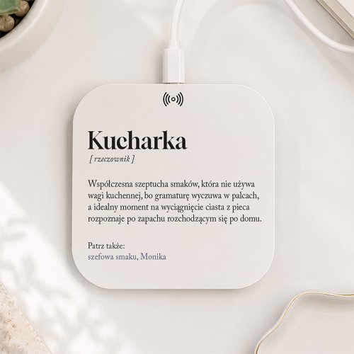 Ładowarka indukcyjna z definicją kucharki i imieniem to personalizowany prezent świąteczny dla kobiety, która lubi gotować.