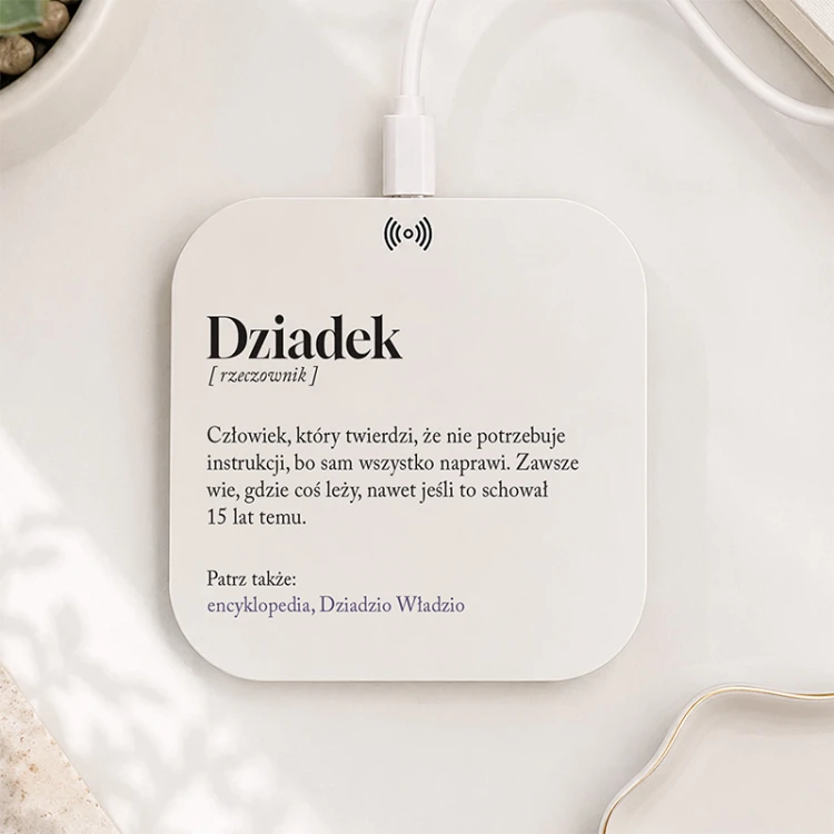 Ładowarka indukcyjna z zabawną definicją Dziadka i imieniem to oryginalny prezent dla dziadka pod choinkę.