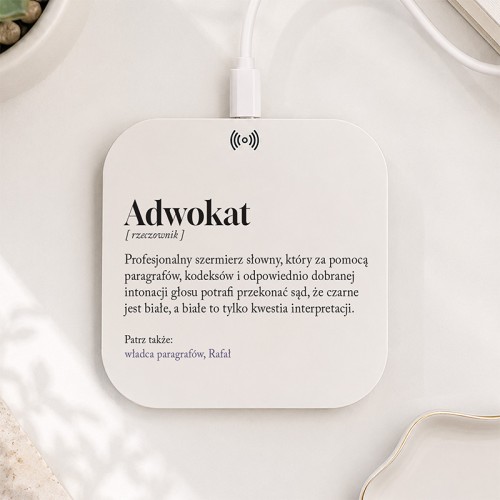 Personalizowana ładowarka indukcyjna z definicją adwokata to praktyczny prezent dla prawnika do kancelarii i na święta.