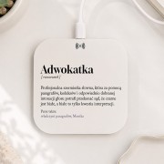Ładowarka indukcyjna z definicją adwokatki i imieniem to oryginalny prezent dla prawniczki do biura lub pod choinkę.