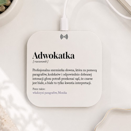 Ładowarka indukcyjna z definicją adwokatki i imieniem to oryginalny prezent dla prawniczki do biura lub pod choinkę.