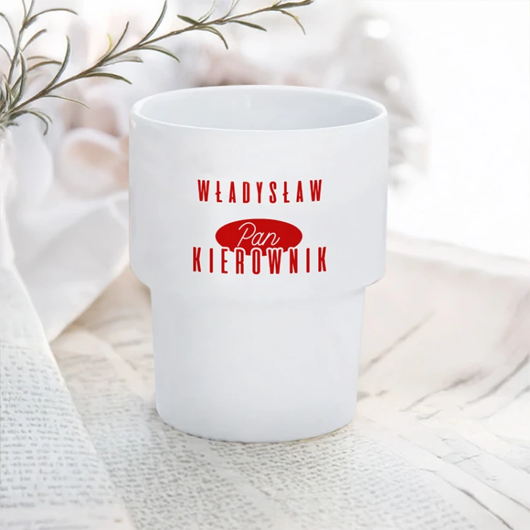 Personalizowany kubek barowy dla szefa z czerwonym napisem Pan Kierownik w stylu PRL to oryginalny prezent świąteczny do biura.