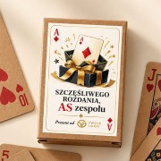 Karty do gry z logo firmy w kraftowym pudełku to oryginalny upominek dla pracownika lub członka zespołu.