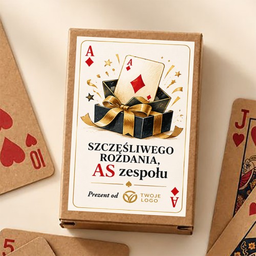 Karty do gry z logo firmy w kraftowym pudełku to oryginalny upominek dla pracownika lub członka zespołu.